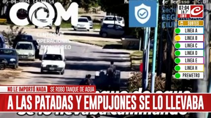 Se robó un tanque de agua... ¡y se lo llevó a los empujones!