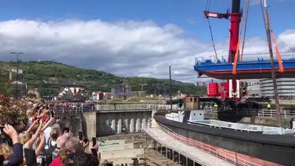 Empiezan los trabajos para sacar la Gabarra del Athletic del dique seco
