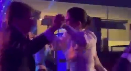 Almeida y Teresa Urquijo, desatados en el fiestón de su boda: en volandas a ritmo de Shakira