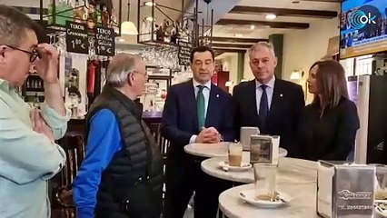 Juanma Moreno se pasea y habla con vecinos en el humilde barrio de Sevilla que ha abucheado a Sánchez
