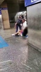 Vídeo mostra PM dando tapa no rosto de jovem caída no chão em estação do metrô