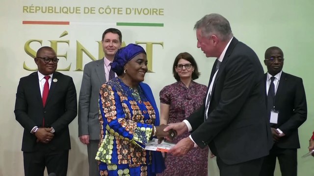 L’Union européenne remet 700 guides pratiques de propositions et amendements de lois au Sénat de Côte d’Ivoire