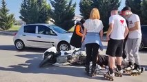 İki otomobile çarpan motosiklet sürücüsü yaralandı, kaza anı kameraya yansıdı
