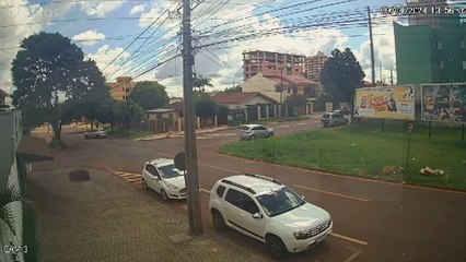 Câmera flagra acidente de trânsito no Coqueiral