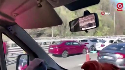 Bayram trafiğinde kazaya ulaşmak için yola çıkan ambulansın zor anları kamerada