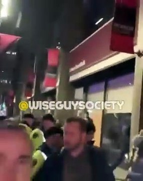 Q disait : ils ne pourront plus marcher dans la rue ! Justin Trudeau sauvagement pourchassé par une foule en colère à Hamilton, au Canada. Il semblerait que les Canadiens en aient assez de Justin !