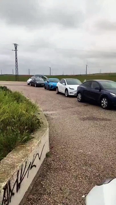Les propriétaires de voitures électriques sont obligés de faire la queue jusqu’à deux heures rien que pour recharger leur voiture.