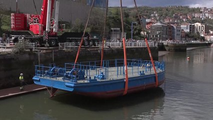La gabarra 'Athletic' abandona el dique seco y flota ya en la Ría del Nervión