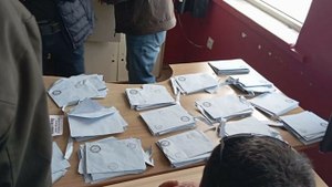 Yozgat'ta bir okulda boş zarflar ve yırtılmış oy pusulaları bulundu