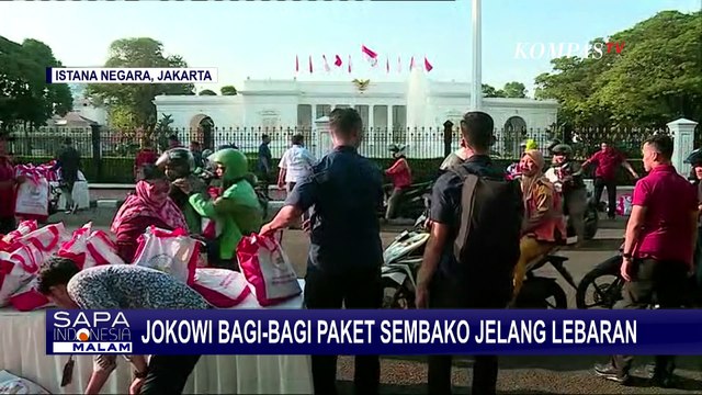Jelang Lebaran, Presiden Jokowi Bagi-bagi Paket Sembako di Depan Istana Negara