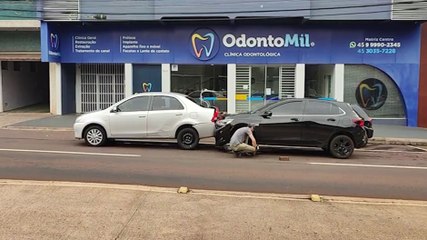 Colisão entre carro deixa via interditada na Avenida Brasil