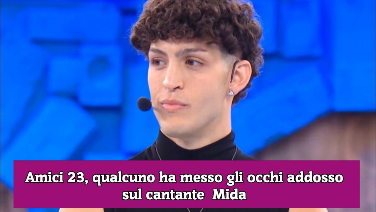 Amici 23, qualcuno ha messo gli occhi addosso sul cantante  Mida