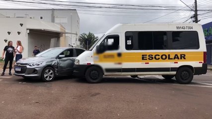 Ônix e Van escolar se envolvem em colisão na Rua Mato Grosso