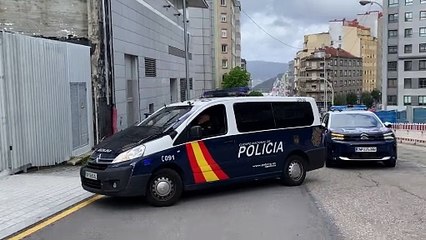 El furgón policial llega a la Ciudad de Justicia con el presunto autor del delito de Coia