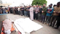 شاهد: فلسطينيون يقيمون صلاة الجنازة على أرواح ضحايا القصف الإسرائيلي في غزة
