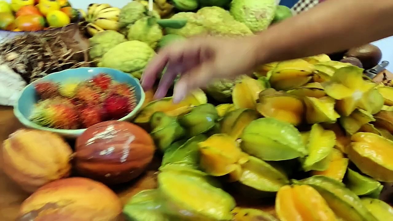 (117) Besuch einer Finca | Tropische Früchte auf dem Küchentisch | Cas, Brotfrucht, Gujava, Malanga