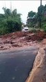 Deslizamento de terra bloqueia passagem de veículos na Estrada Velha de Periperi.