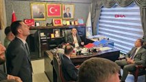 Seçimi kaybeden Yeniden Refahlı başkan, devir- teslimde MHP'li milletvekiline çiçek fırlatıp, küfretti; o anlar kamerada
