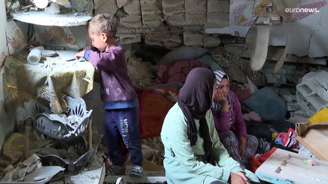 شاهد: بعد انسحاب الجيش الإسرائيلي.. أهالي خان يونس يعودون إلى مدينة أشباح تنبعث منها رائحة الموت