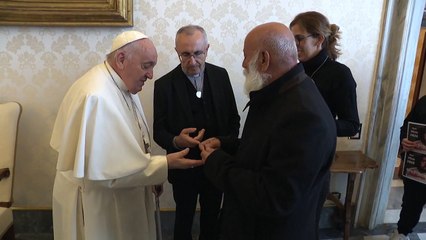 El papa se reúne con familias de rehenes israelíes
