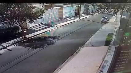 Mulher chega em casa durante furto e atinge carro dos assaltantes