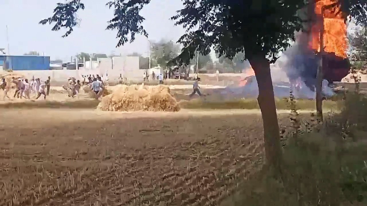 केमिकल से भरे टैंकर में लगी भीषण आग, गेहूं की फसल हो गई खाक..... देखें वीडियो ....