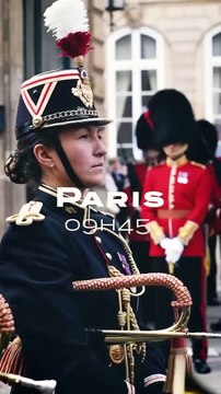 #France #Angleterre La Garde républicaine a procédé ce lundi à une Grande relève inédite devant le Palais de l’Élysée en présence du Président de la République.