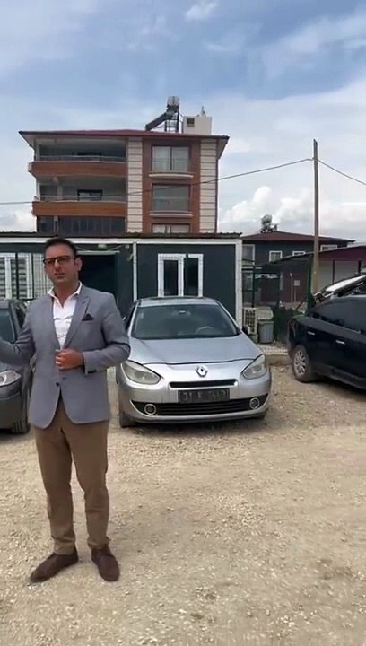 Defne Belediye Başkanı makam araçlarını satışa çıkardı