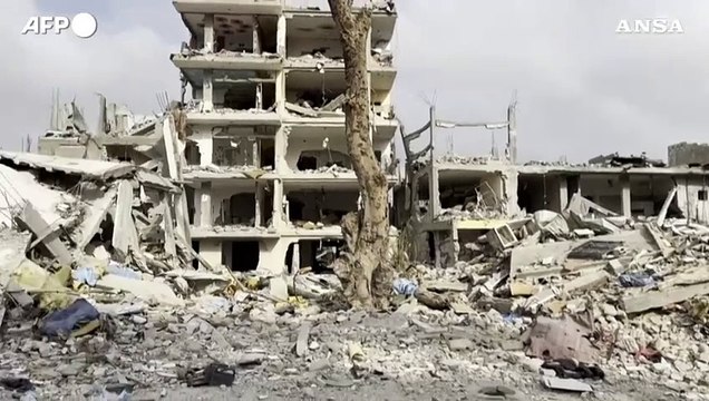 Gaza, gli abitanti di Khan Yunis fra le macerie degli edifici