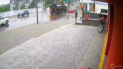 Caminhão desliza em pista molhada, atinge carro estacionado e complica trânsito no Pilarzinho; vídeo