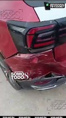 TRIPLE COLISIÓN, UNA MOTOCICLETA QUEDÓ APRISIONADA ENTRE DOS VEHÍCULOS EN PLENO PUENTE DEL 7MO ANILLO