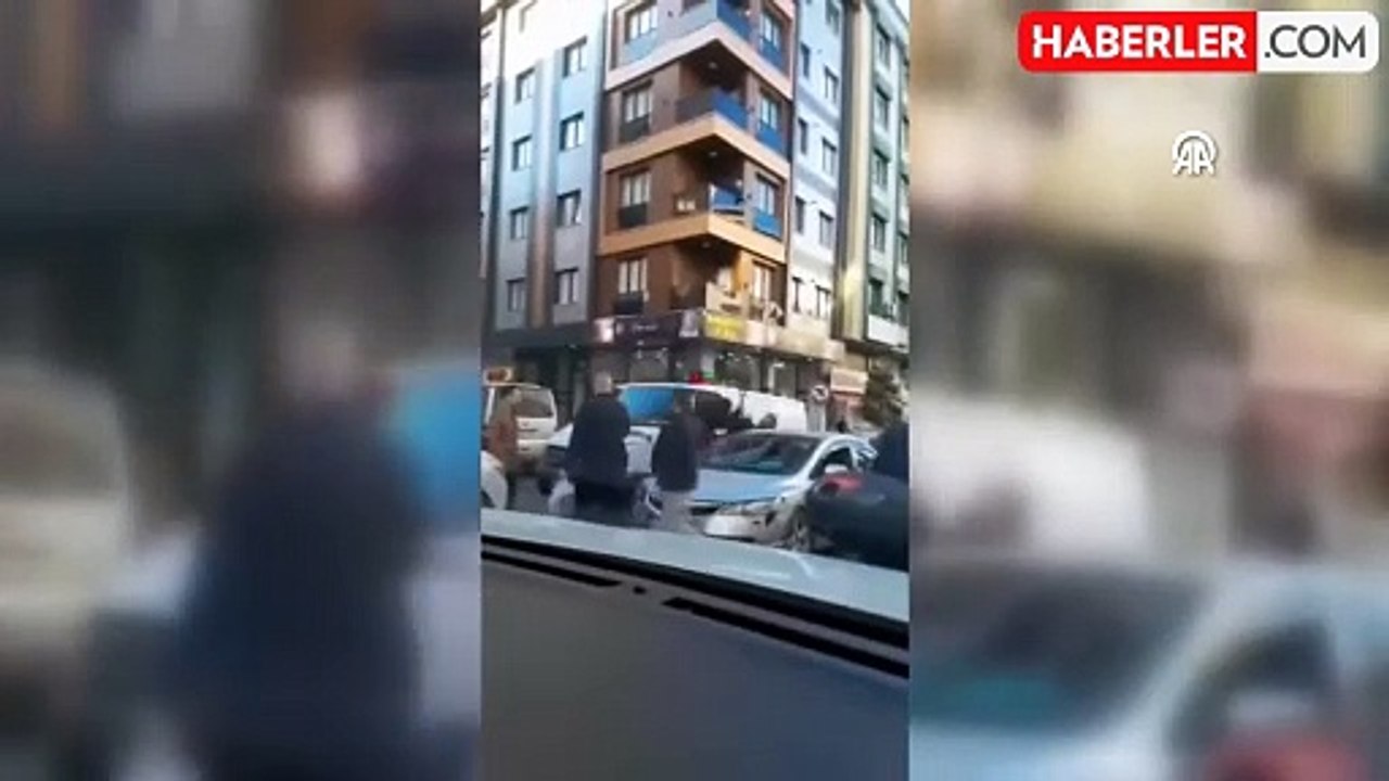 Güngören'de trafikteki baltalı kavga cep telefonu kamerasına yansıdı