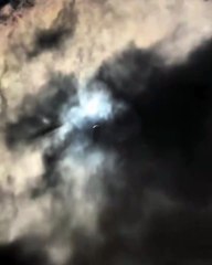 Très belle capture d'un "OVNI Cigare" à Arlington au Texas pendant l'éclipse.