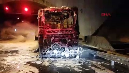 TÜPRAŞ işçilerinin taşındığı servis otobüsü seyir halindeyken alev aldı