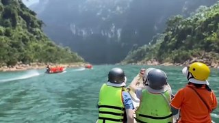 Vượt thác Tam Lu bằng thuyền máy