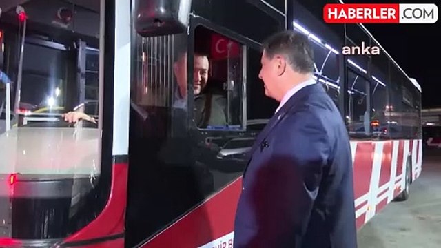 İzmir Büyükşehir Belediye Başkanı Cemil Tugay, ESHOT personeliyle bayramlaştı