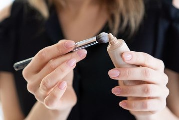 Fond de teint ou anticernes ? Voici lequel appliquer en premier, selon un expert