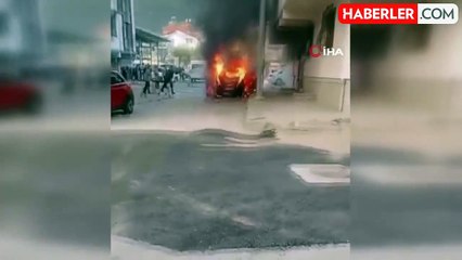 Bursa'da park halindeki otomobil alev alev yandı