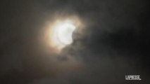 Eclissi totale di Sole, il cielo si oscura a Eagle Pass in Texas