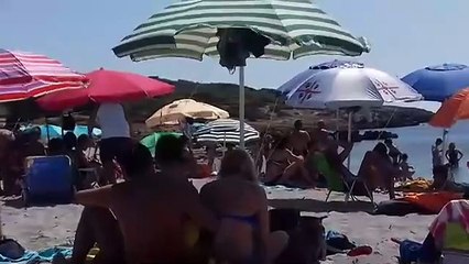 La turista maleducata getta lolio del tonno in mare e il bagnante sardo le da una lezione di civilta