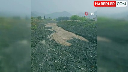 Erzin'de sağanak yağış sonrası dere suyla kaplandı