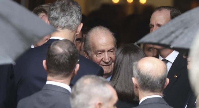 Los Reyes coinciden con Don Juan Carlos y Doña Sofía en el funeral de Fernando Gómez-Acebo
