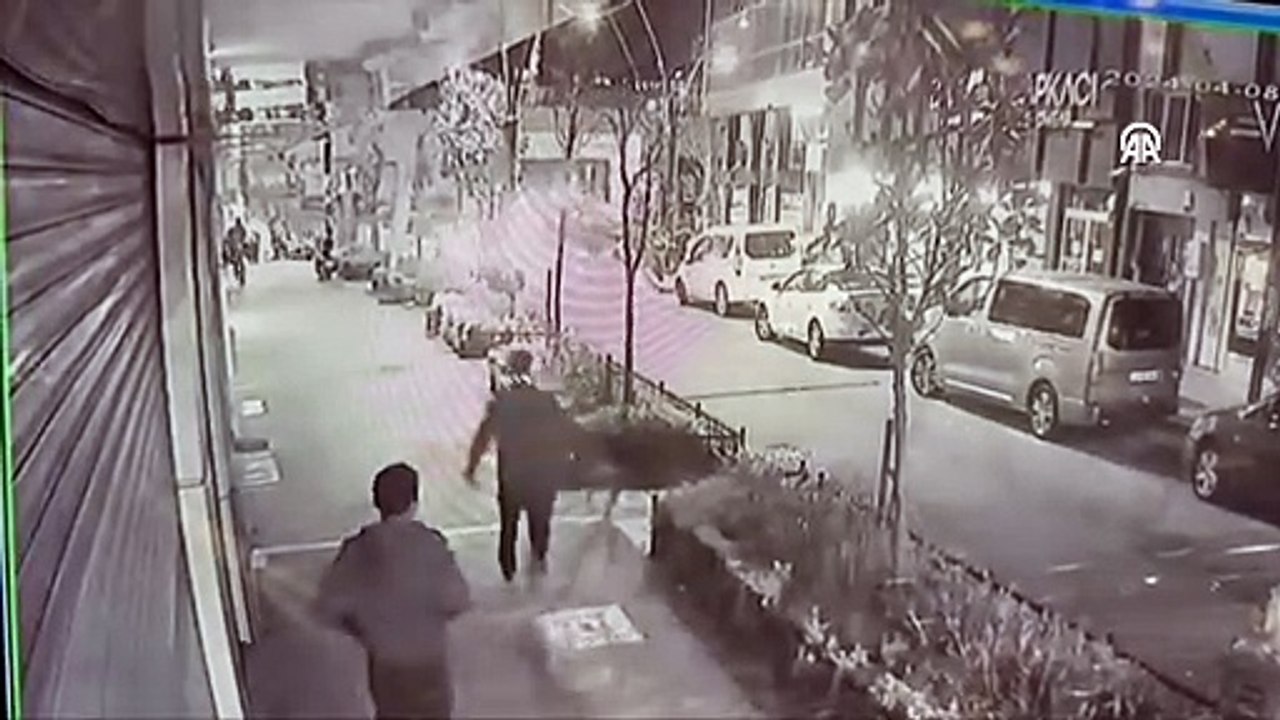 ISTANBUL KAGITHANEDE TARAFLAR ARASINDAKI SILAHLI KAVGA GUVENLIK KAMERASINCA_KAYDEDILDI