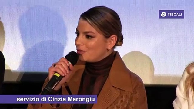 la nuova emma marrona castana ma bionda dentro attrice cantante