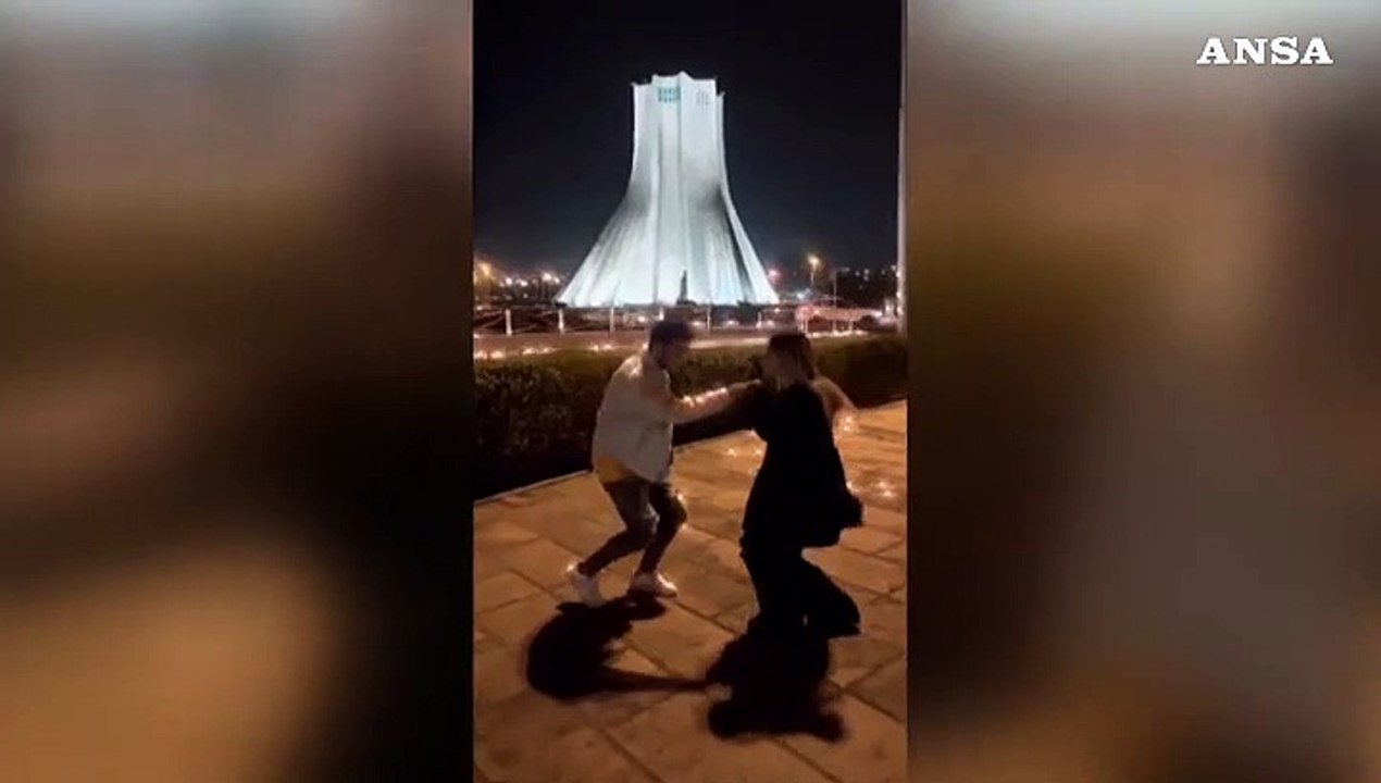 Iran: postano video dove ballano in strada, condannati a 10 anni