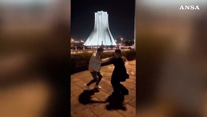 Iran: postano video dove ballano in strada, condannati a 10 anni