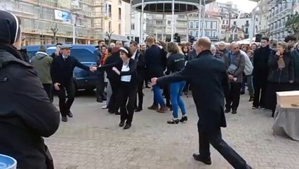 Balla da solo al funerale della moglie