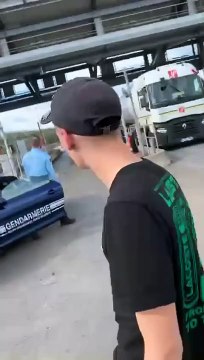 La supercar de la gendarmerie, une Alpine A110, se fait emboutir à un péage !