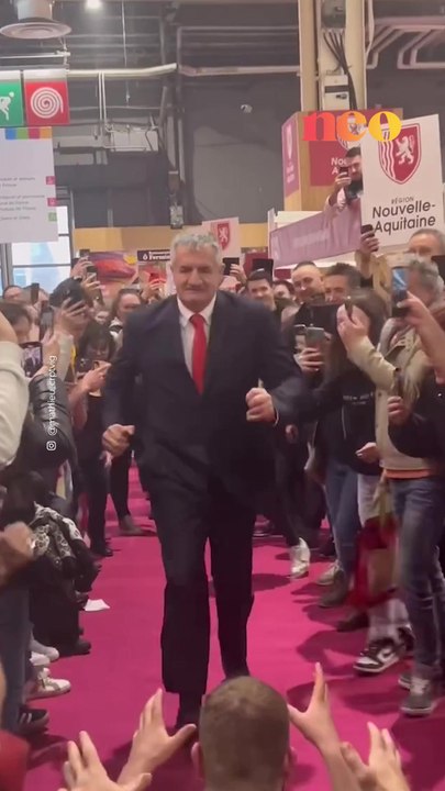 Quand Jean Lassalle profite de son passage au Salon de l'agriculture pour participer au traditionnel paquito.   : @mathieu_crptvig