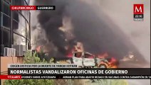 Normalistas de Ayotzinapa incendian vehículos frente al Palacio de Gobierno